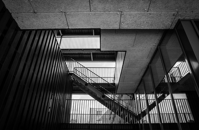 Garde-corps en aluminium : l&rsquo;essentiel sur les normes, l&rsquo;installation et l&rsquo;entretien