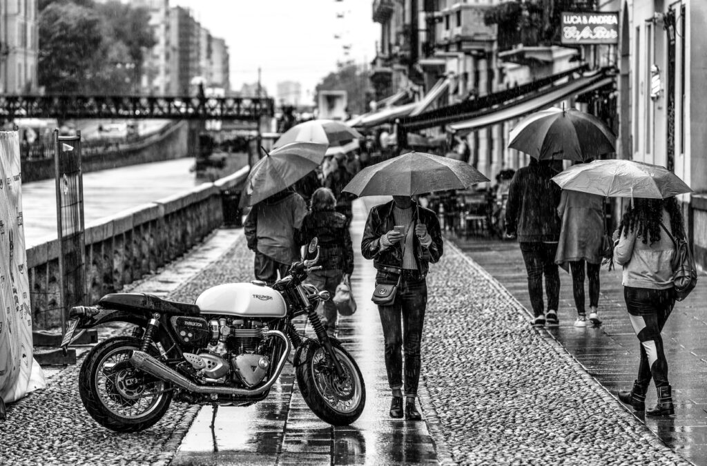 Le parapluie inversé : l’allié indispensable pour les voyageurs en zones tropicales