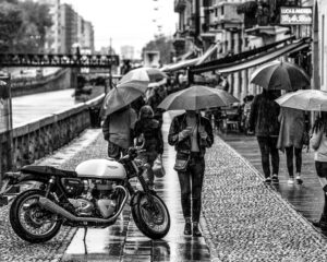 Le parapluie inversé : l’allié indispensable pour les voyageurs en zones tropicales