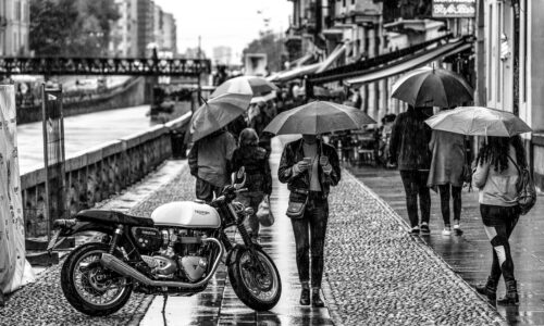 Le parapluie inversé : l’allié indispensable pour les voyageurs en zones tropicales